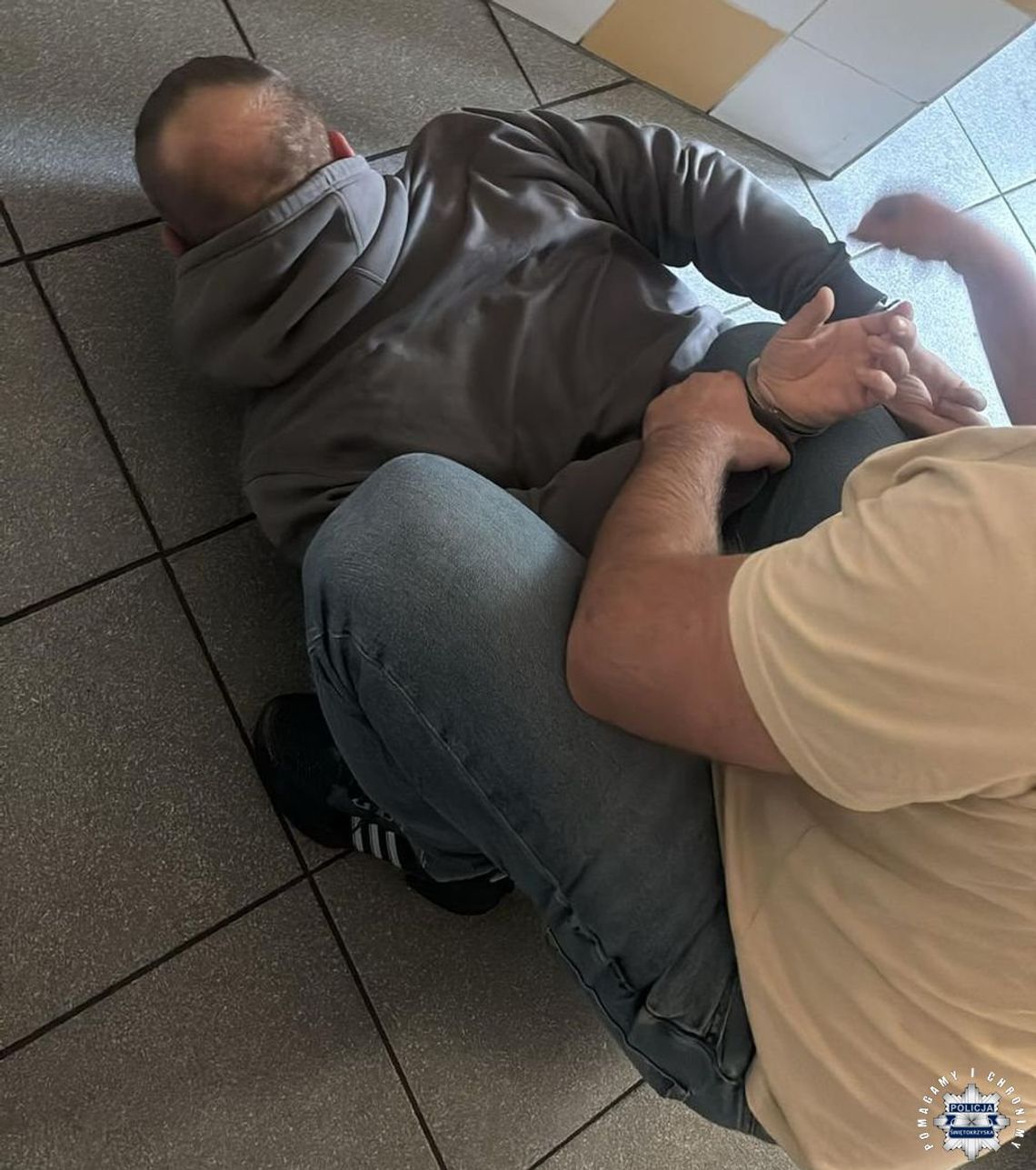 Kielce: 56-latek zmarł po brutalnym ataku. Policja zatrzymała podejrzanego 36-latka Kielce: 56-latek zmarł po brutalnym ataku. Policja zatrzymała podejrzanego 36-latka