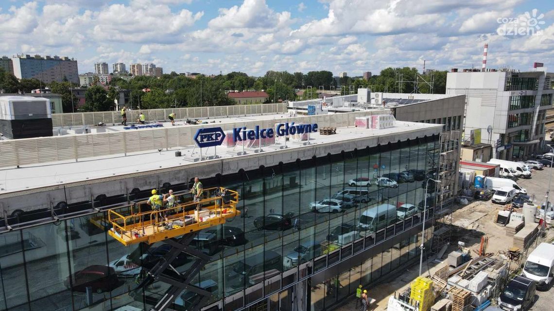 Kielce Główne - nowy napis na dworcu PKP w Kielcach Kielce Główne - nowy napis na dworcu PKP w Kielcach