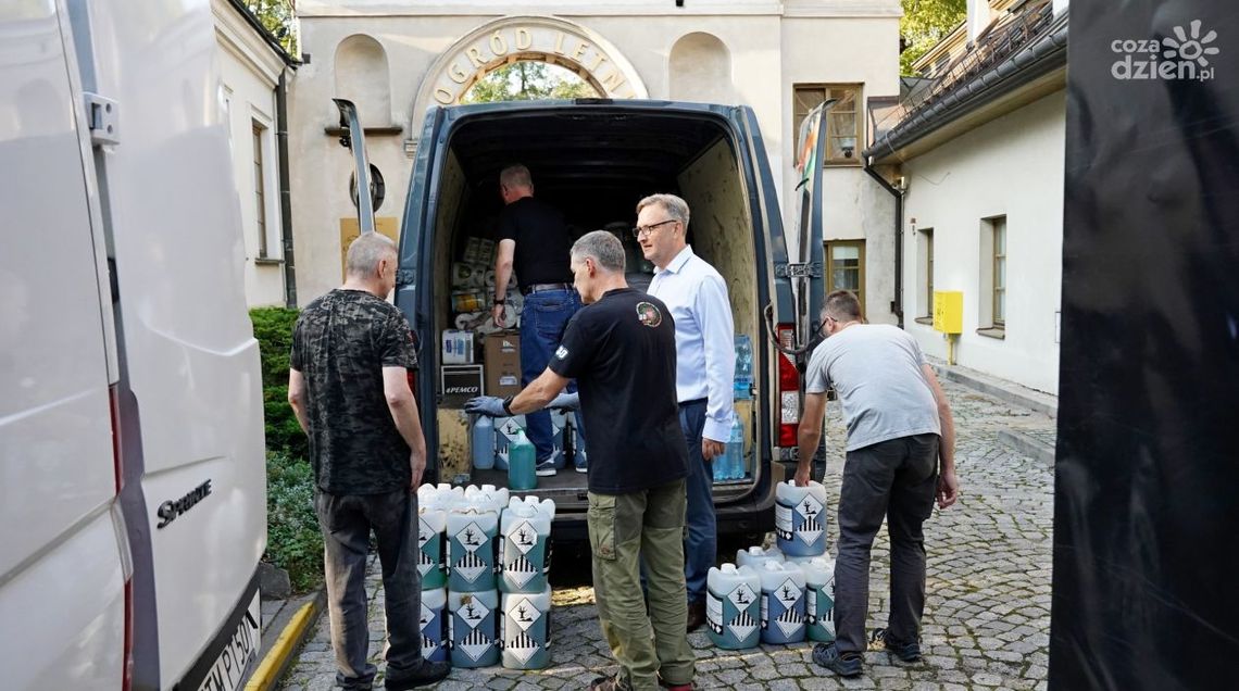 Kielczanie mają wielkie serca. Pierwszy transport darów dla powodzian odjechał z Kielc Kielczanie mają wielkie serca. Pierwszy transport darów dla powodzian odjechał z Kielc