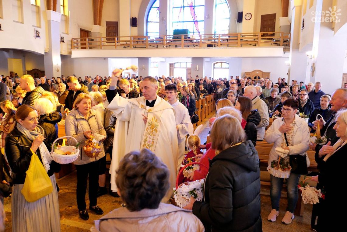 Kielczanie tłumnie przybyli ze swoimi święconkami (zobacz galerię zdjęć) Kielczanie tłumnie przybyli ze swoimi święconkami (zobacz galerię zdjęć)