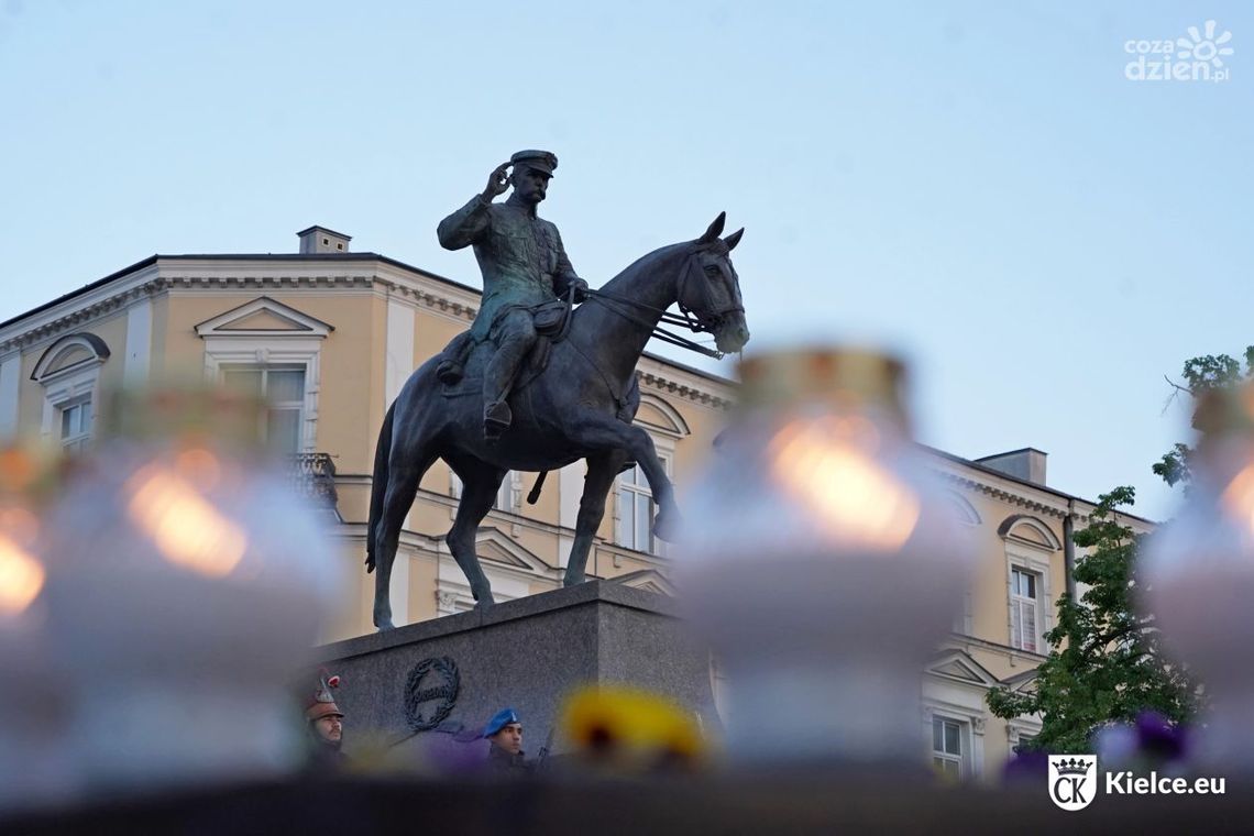 Kielczanie uczcili 90 rocznicę śmierci Marszałka Józefa Piłsudskiego Kielczanie uczcili 90 rocznicę śmierci Marszałka Józefa Piłsudskiego