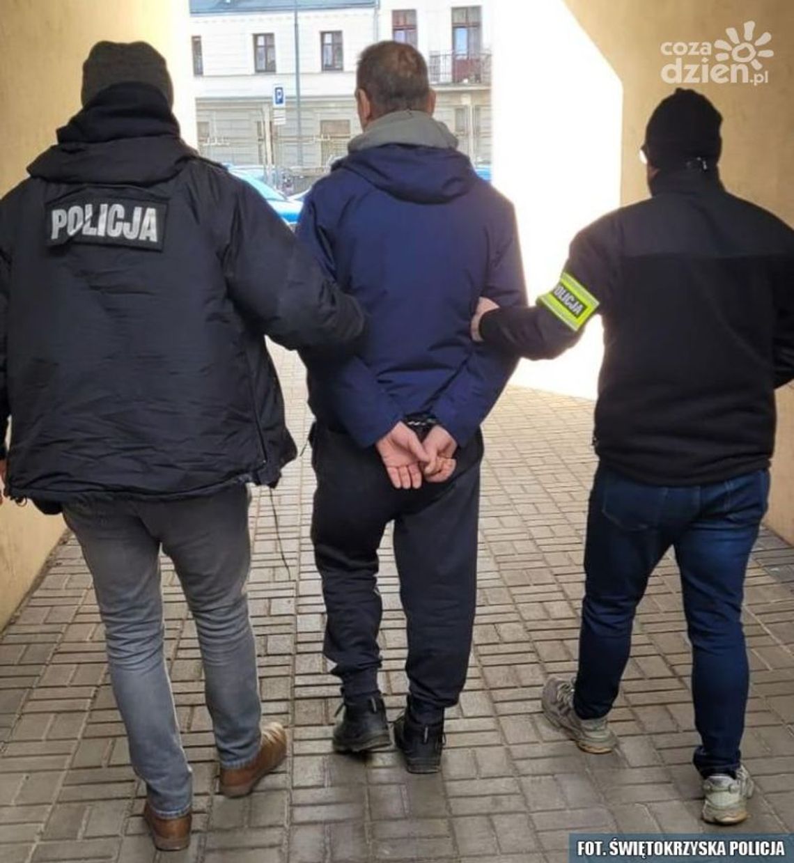 Kieleccy kryminalni zatrzymali dwóch poszukiwanych – w tym mężczyznę ukrywającego się w Łodzi i dwie kobiety z narkotykami