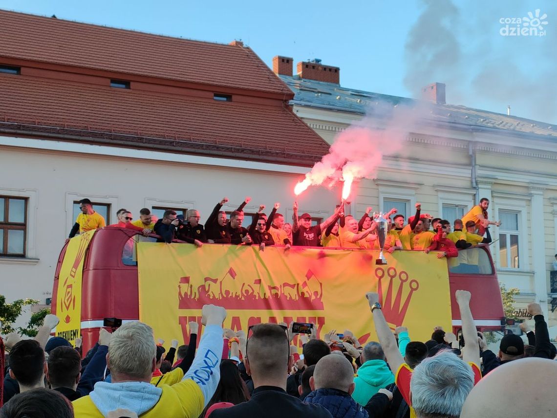 Kielecki rynek tętnił życiem. Kibice oraz piłkarze Korony świętowali awans do ekstraklasy