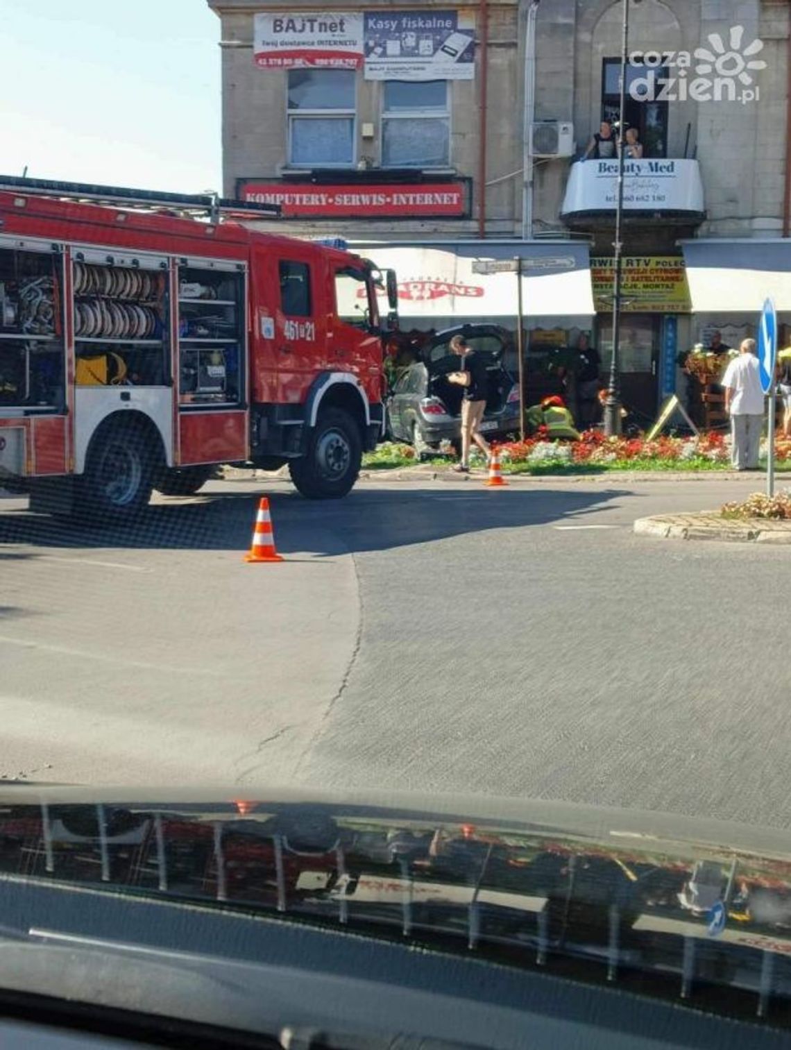 Kierowca wjechał w budynek. Jedna osoba ranna Kierowca wjechał w budynek. Jedna osoba ranna