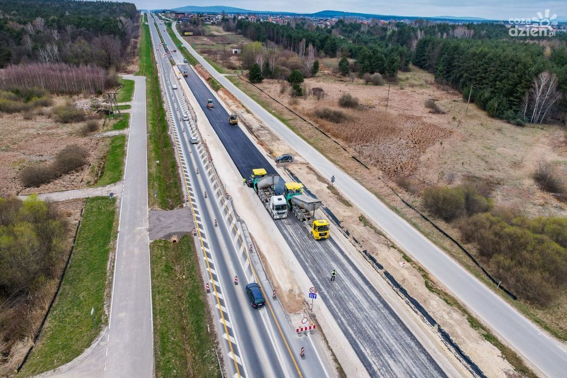 Kierowcy pojadą nowym fragmentem obwodnicy Morawicy. Zmiany w organizacji ruchu na DK73 Kierowcy pojadą nowym fragmentem obwodnicy Morawicy. Zmiany w organizacji ruchu na DK73