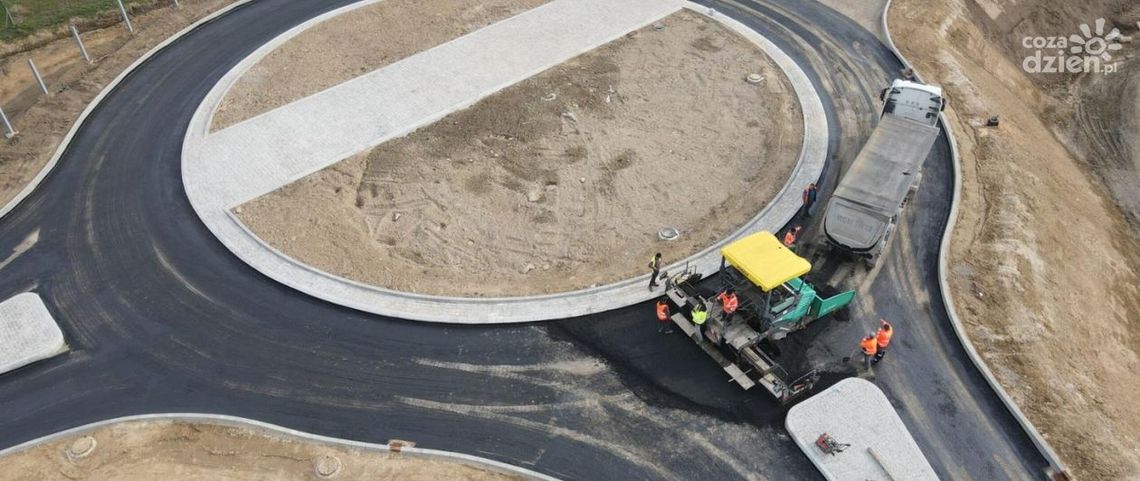 Kładą asfalt na rondzie węzła Brezelia w Ostrowcu Kładą asfalt na rondzie węzła Brezelia w Ostrowcu