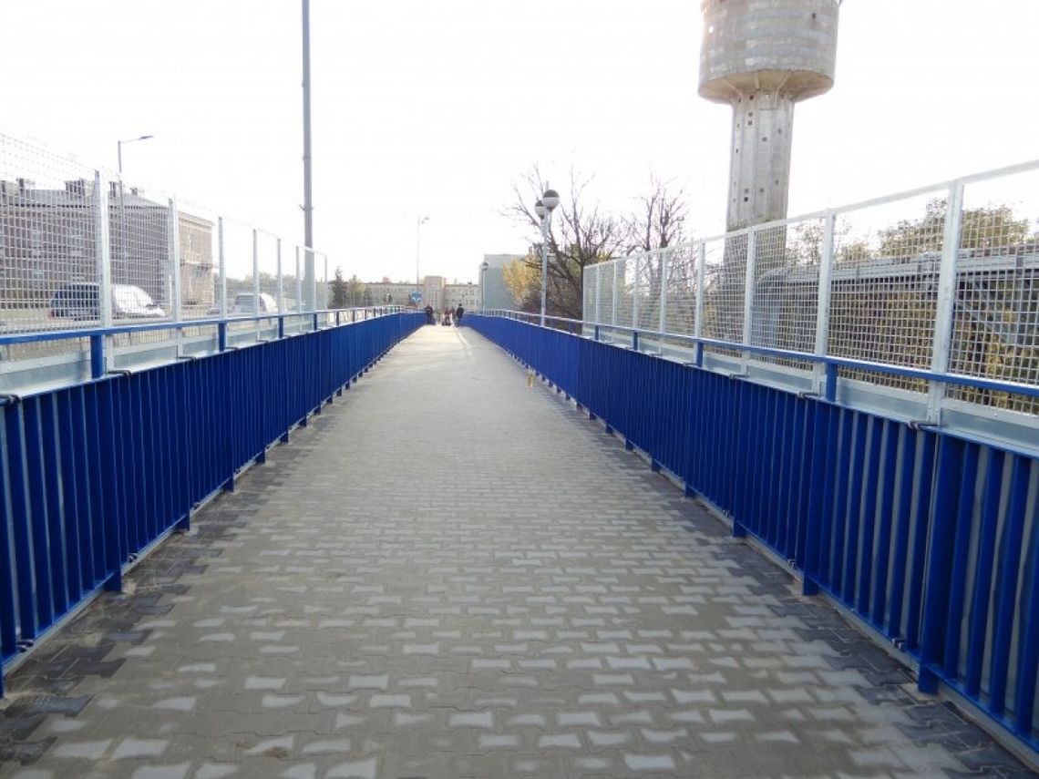 Kładka dla pieszych i dodatkowy pas ruchu Kładka dla pieszych i dodatkowy pas ruchu