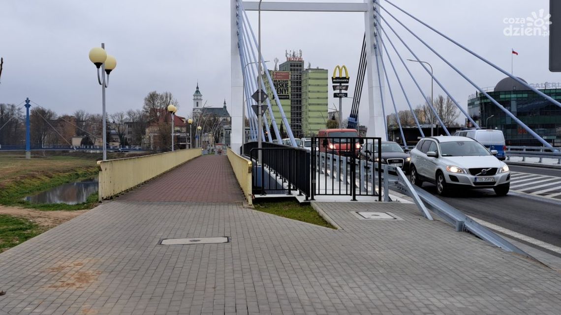 Kładka przy nowym moście w Ostrowcu po remoncie będzie do niego podobna Kładka przy nowym moście w Ostrowcu po remoncie będzie do niego podobna