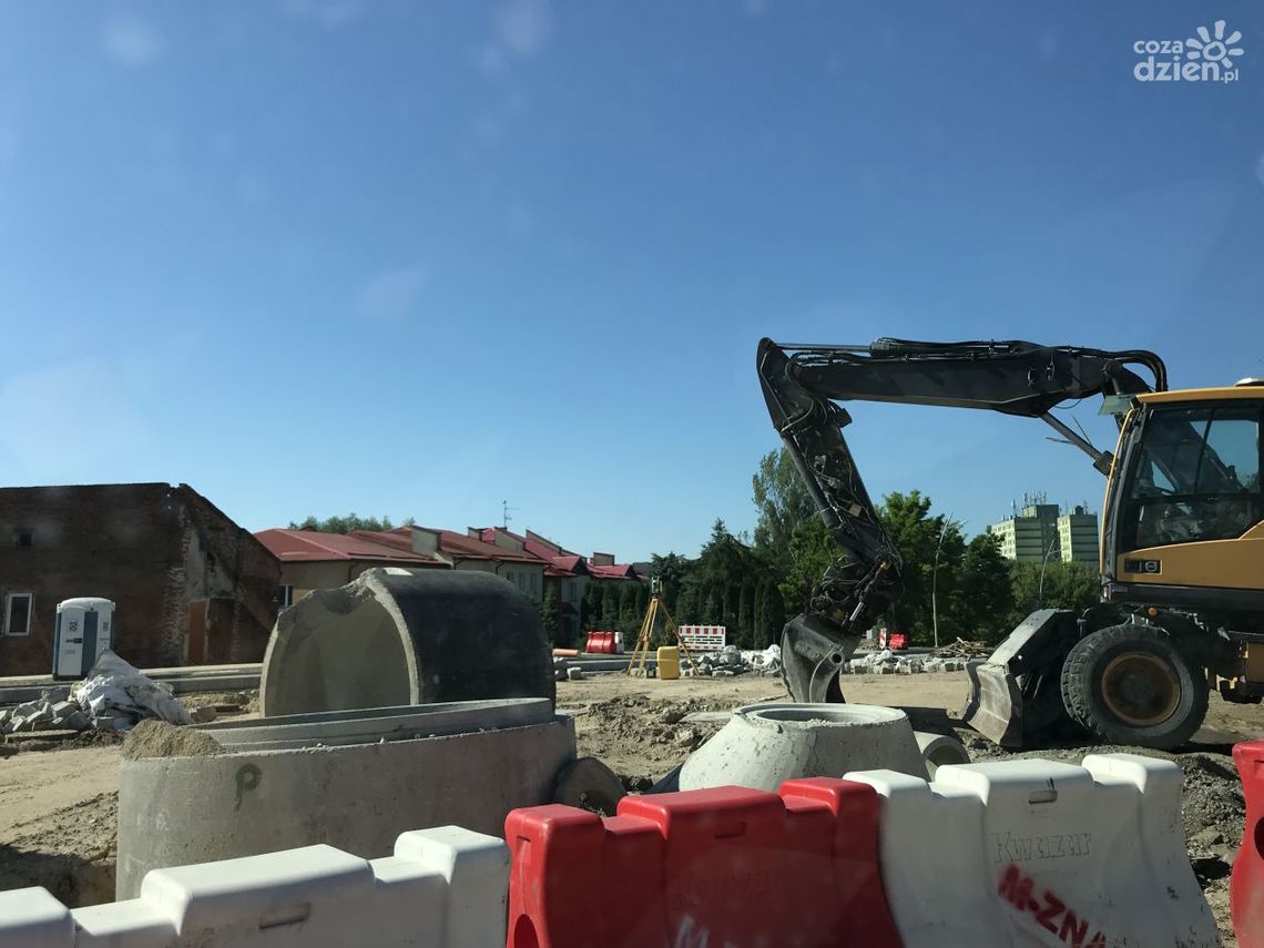 Kłopotliwe skrzyżowanie w Ostrowcu zmieni się w bezkolizyjne rondo Kłopotliwe skrzyżowanie w Ostrowcu zmieni się w bezkolizyjne rondo