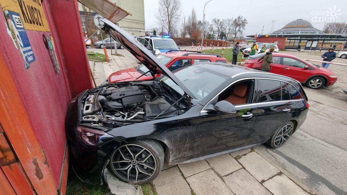 Kobieta została zepchnięta w przydrożny kiosk Kobieta została zepchnięta w przydrożny kiosk