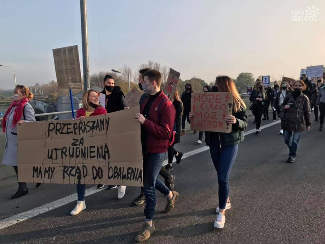 Kobiety protestowały. Była blokada ronda i strajk w Rynku Kobiety protestowały. Była blokada ronda i strajk w Rynku
