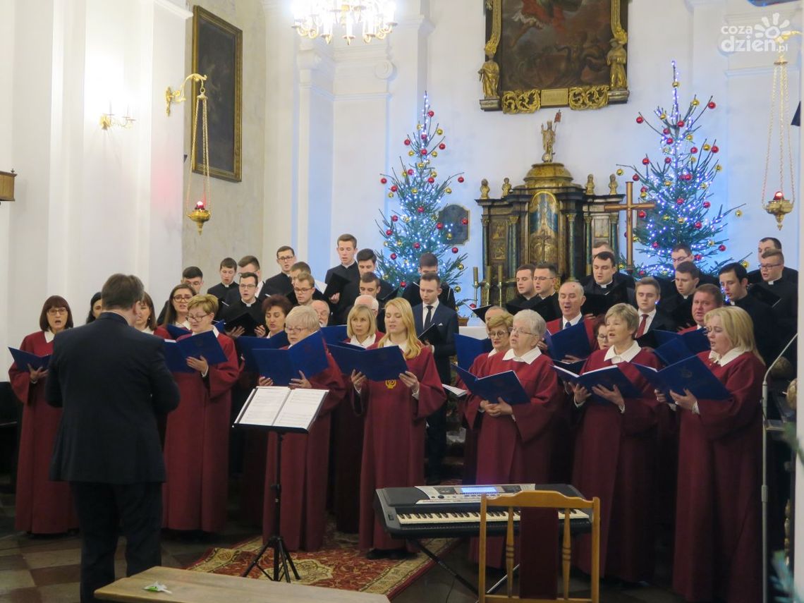 Kolędowanie z Cantate Domino Kolędowanie z Cantate Domino