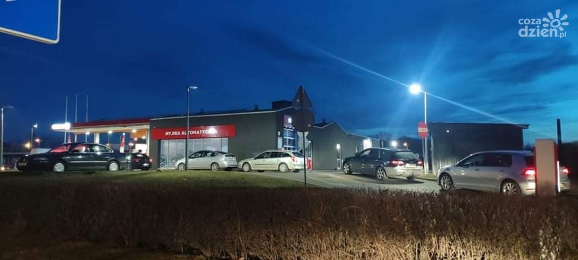 Kolejki na stacjach benzynowych Kolejki na stacjach benzynowych