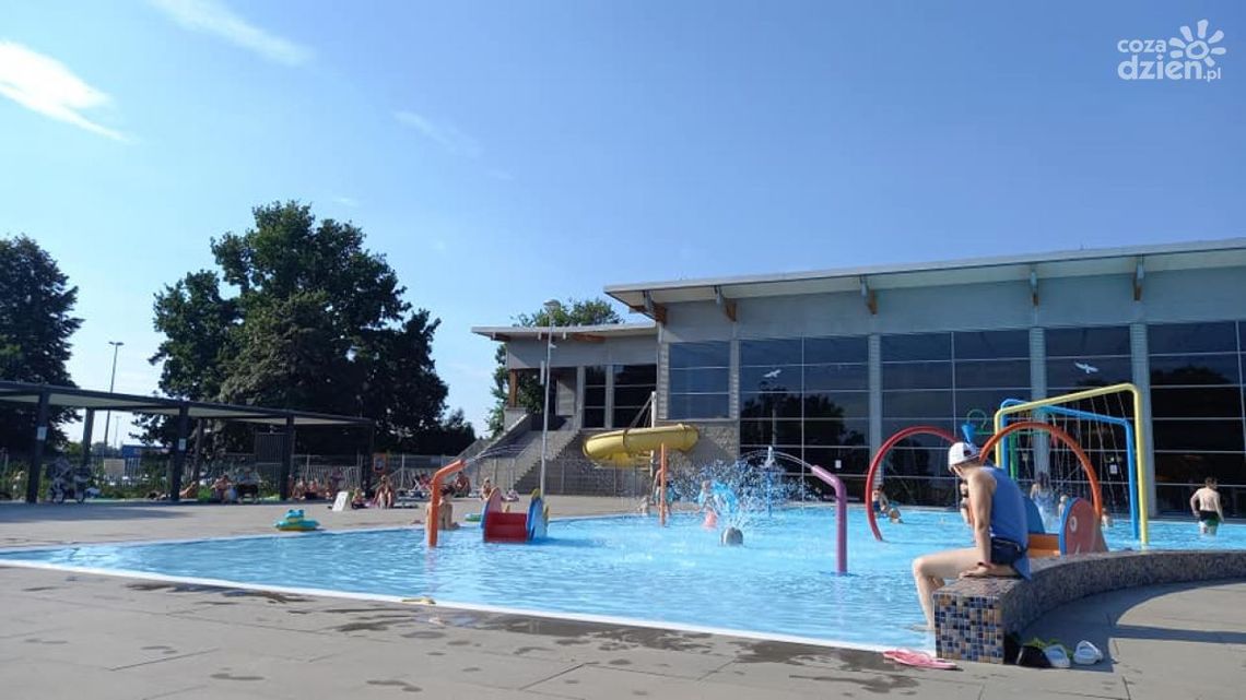 Kolejki przed letnimi basenami na Rawszczyźnie Kolejki przed letnimi basenami na Rawszczyźnie