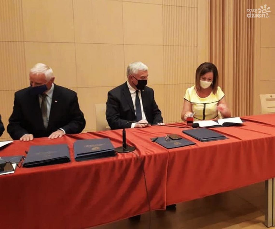 Kolejna dotacja dla Ćmielowa - tym razem na remont drogi w Łysowodach Kolejna dotacja dla Ćmielowa - tym razem na remont drogi w Łysowodach