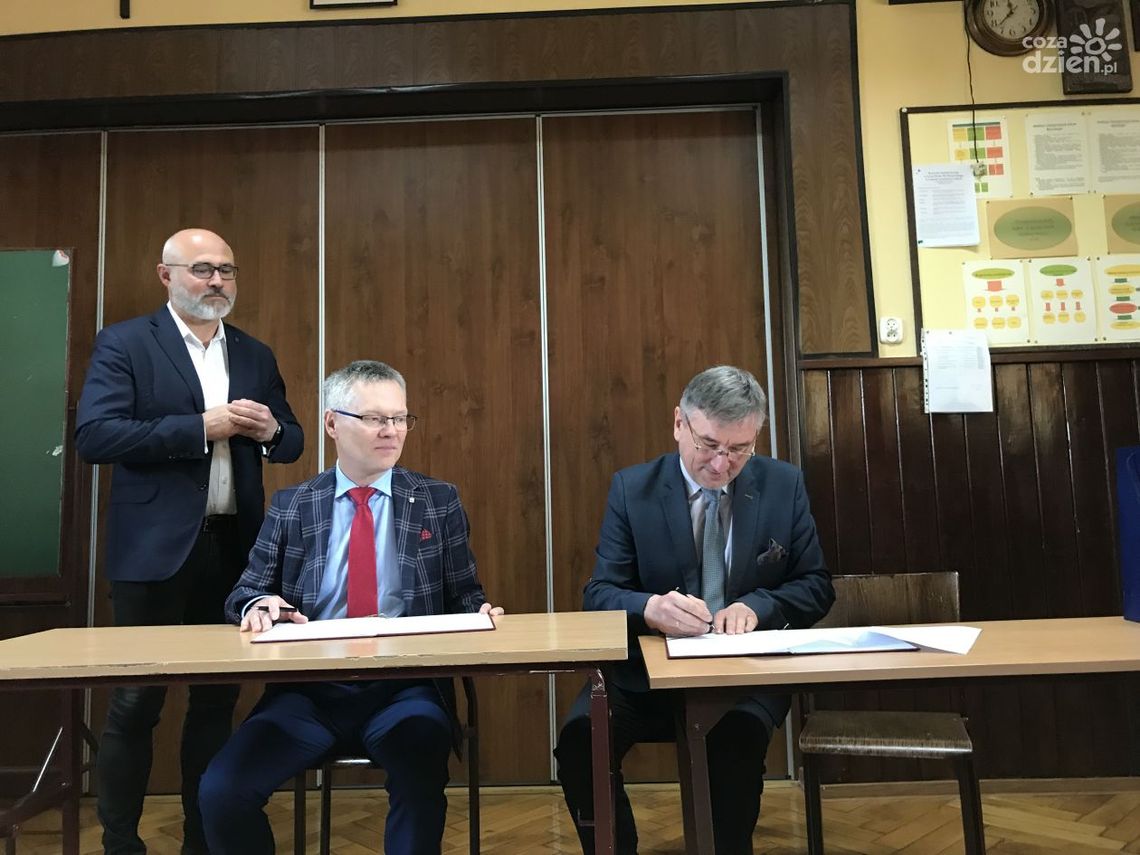 Kolejna ostrowiecka szkoła średnia nawiązała współpracę z Politechniką Świętokrzyską Kolejna ostrowiecka szkoła średnia nawiązała współpracę z Politechniką Świętokrzyską