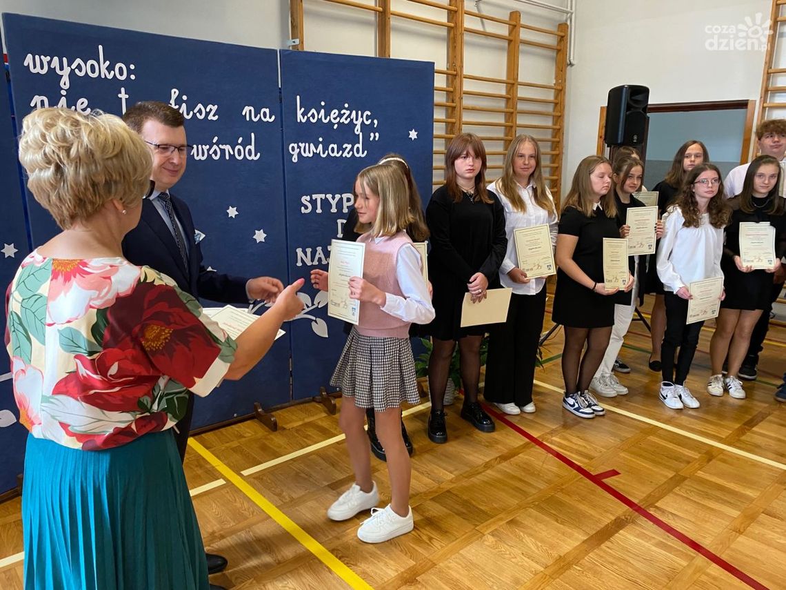 Kolejne stypendia trafiły do ostrowieckich uczniów
Kolejne stypendia trafiły do ostrowieckich uczniów