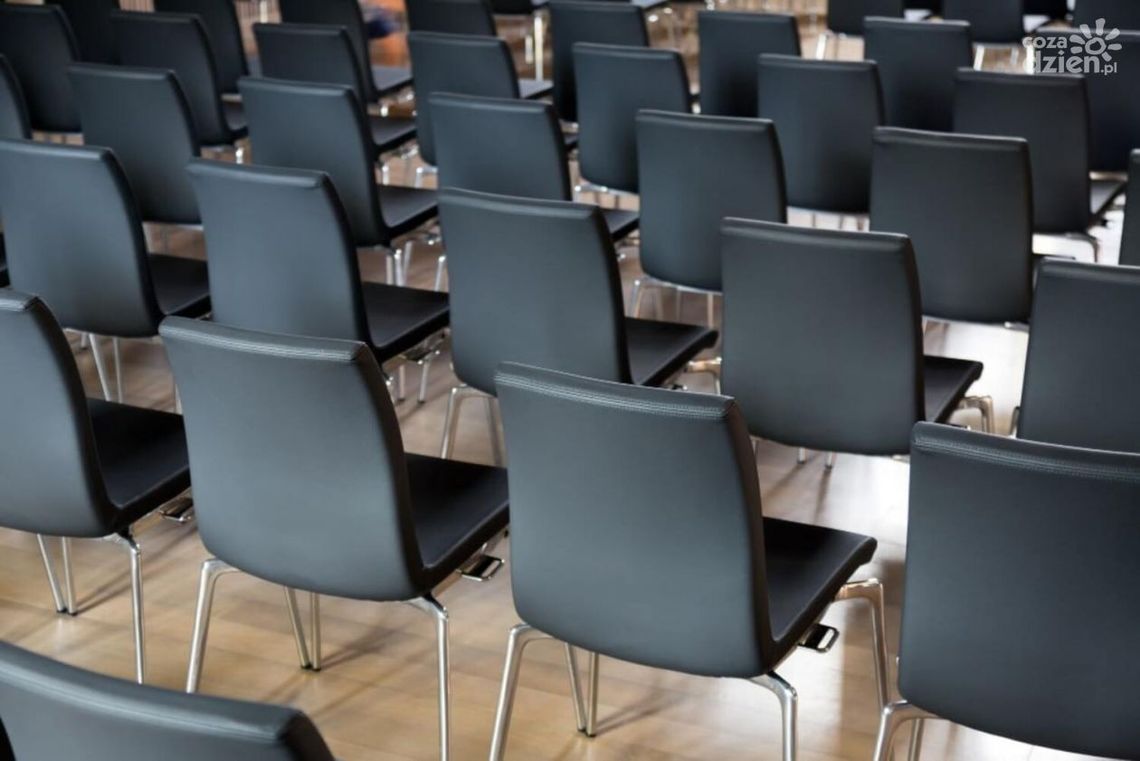Komfort i funkcjonalność krzeseł, czyli niezbędne cechy mebli w sali konferencyjnej