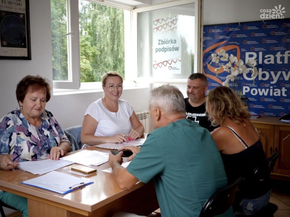 Komitety Wyborcze zbierają podpisy na listach z nazwiskami kandydatów do parlamentu Komitety Wyborcze zbierają podpisy na listach z nazwiskami kandydatów do parlamentu