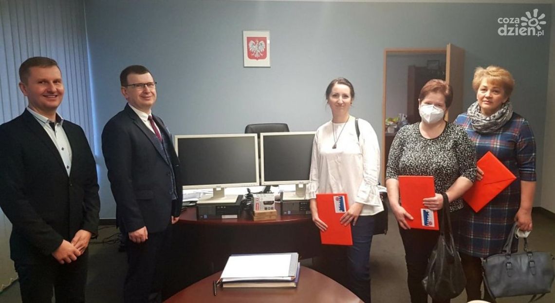 Komputery dla ostrowieckiego szpitala. Prezydent przekazał potrzebny sprzęt