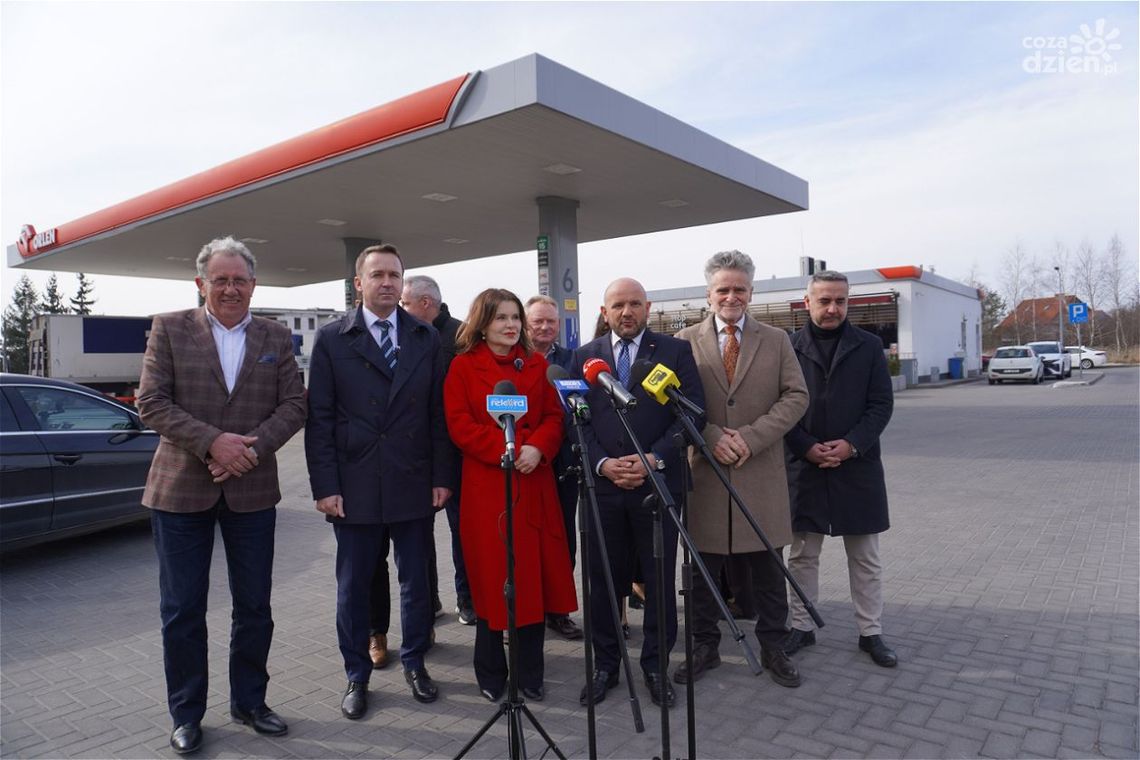 Konferencja PiS w Kielcach o cenach paliw. Politycy proponują obniżkę VAT i akcyzy Konferencja PiS w Kielcach o cenach paliw. Politycy proponują obniżkę VAT i akcyzy