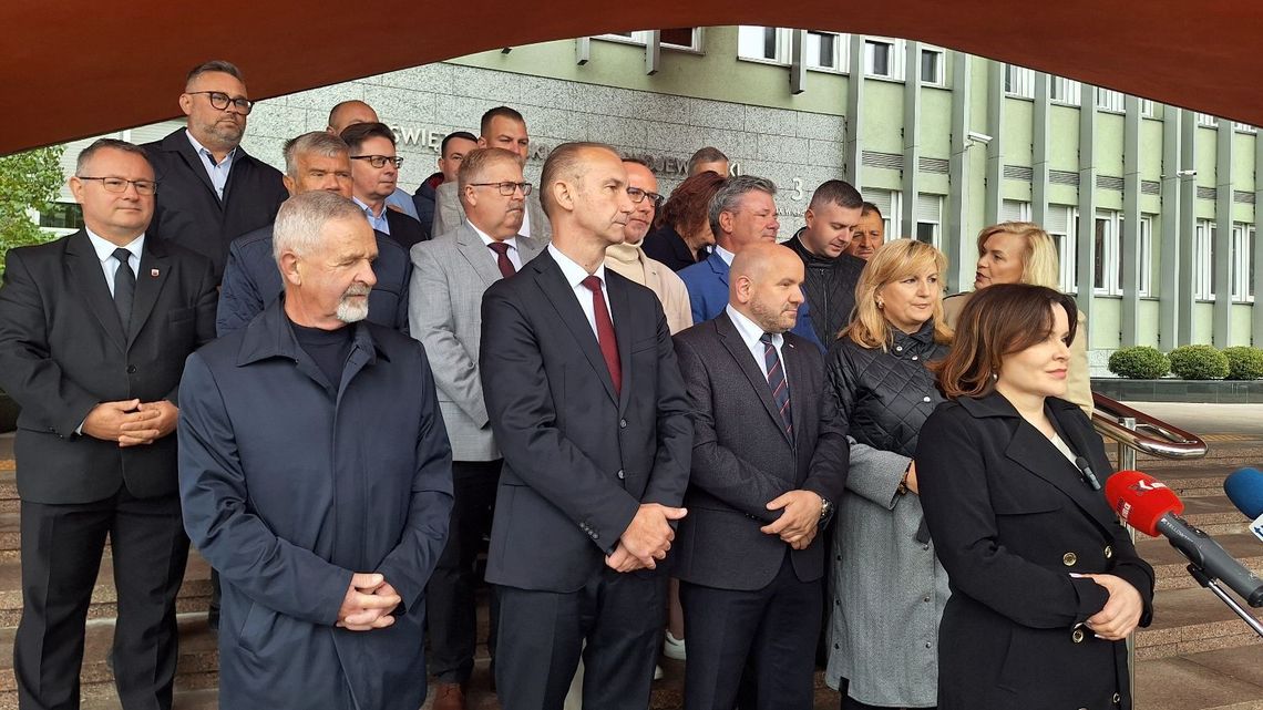 Konferencja przed Świętokrzyskim Urzędem Wojewódzkim. PiS o przyszłości unijnych środków dla regionu Konferencja przed Świętokrzyskim Urzędem Wojewódzkim. PiS o przyszłości unijnych środków dla regionu