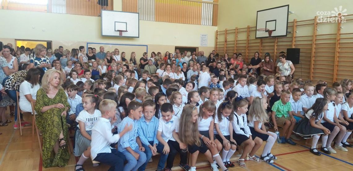 Koniec wakacyjnej laby - uczniowie wrócili do szkół Koniec wakacyjnej laby - uczniowie wrócili do szkół