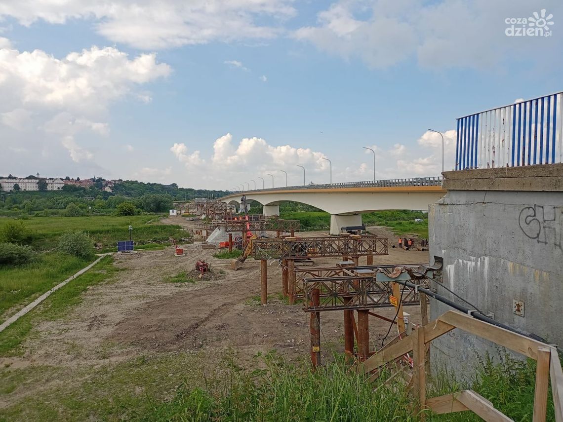 Konstrukcja mostu w Sandomierzu rozebrana - ważyła blisko 2,5 tysiąca ton Konstrukcja mostu w Sandomierzu rozebrana - ważyła blisko 2,5 tysiąca ton