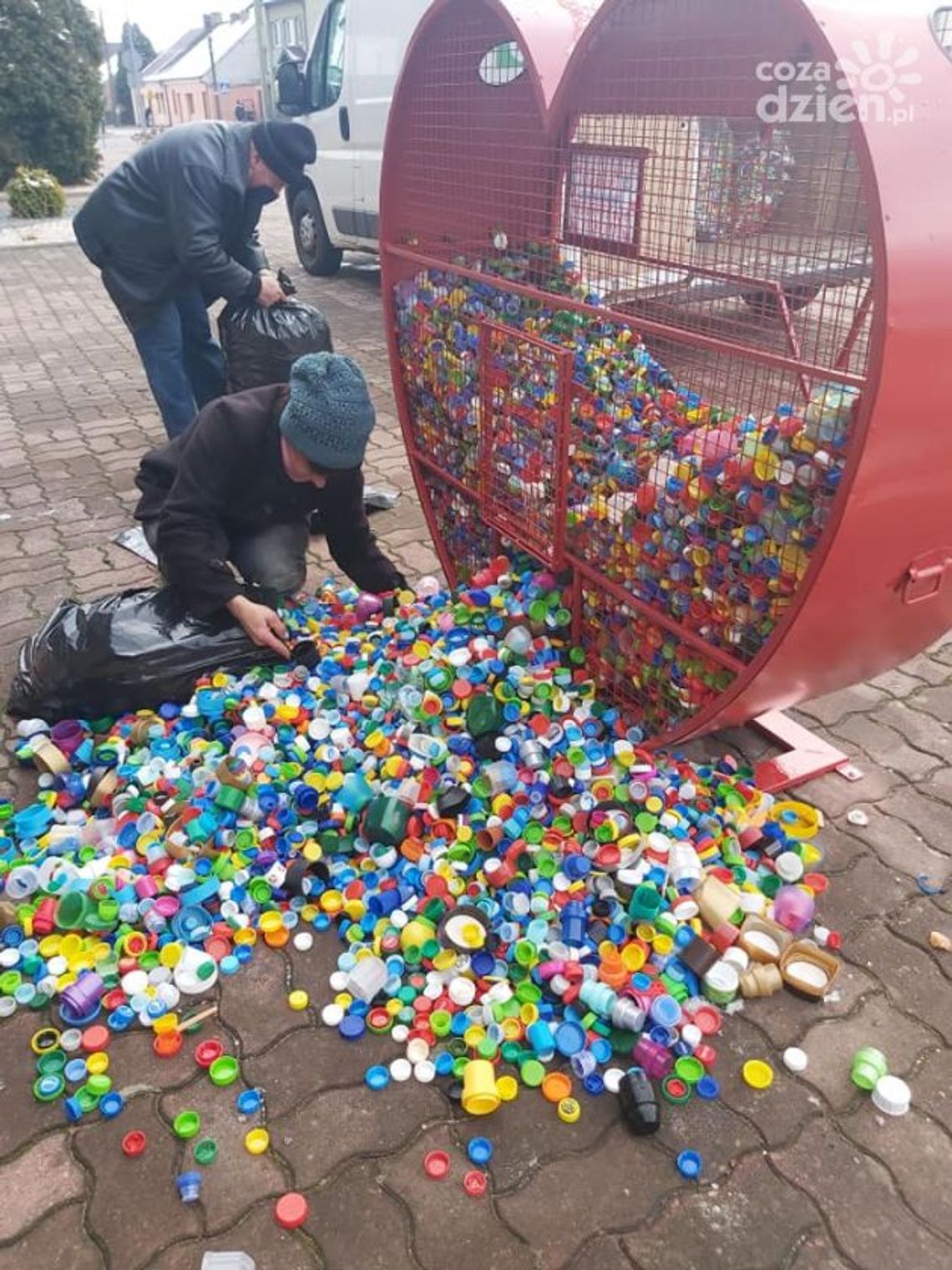 Kosz w ćmielowskim Rynku napełnia się nakrętkami Kosz w ćmielowskim Rynku napełnia się nakrętkami