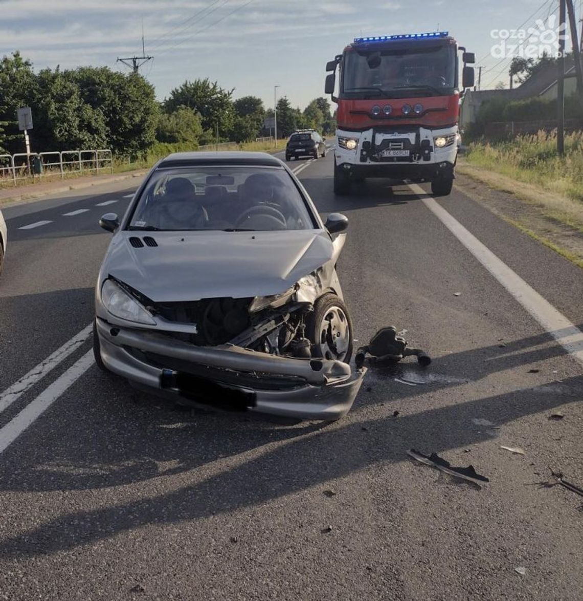 Kraksa dwóch samochodów na DK 9 w Miłkowie Kraksa dwóch samochodów na DK 9 w Miłkowie