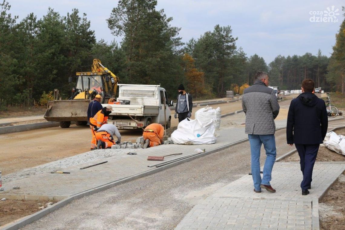 Krzemienna nie tylko dla samochodów – wzdłuż nowej drogi powstaje atrakcyjny ciąg rowerowy Krzemienna nie tylko dla samochodów – wzdłuż nowej drogi powstaje atrakcyjny ciąg rowerowy