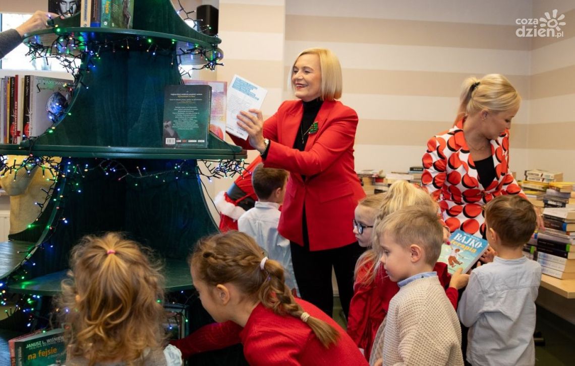 Książkowa Choinka – świąteczna magia, która łączy pokolenia Książkowa Choinka – świąteczna magia, która łączy pokolenia