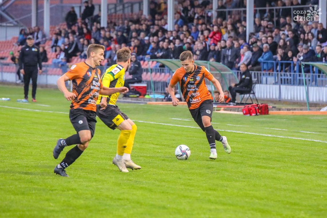 KSZO wracał z Krosna z trzema punktami, imponująca końcówka Staru Starachowice - grała III Liga