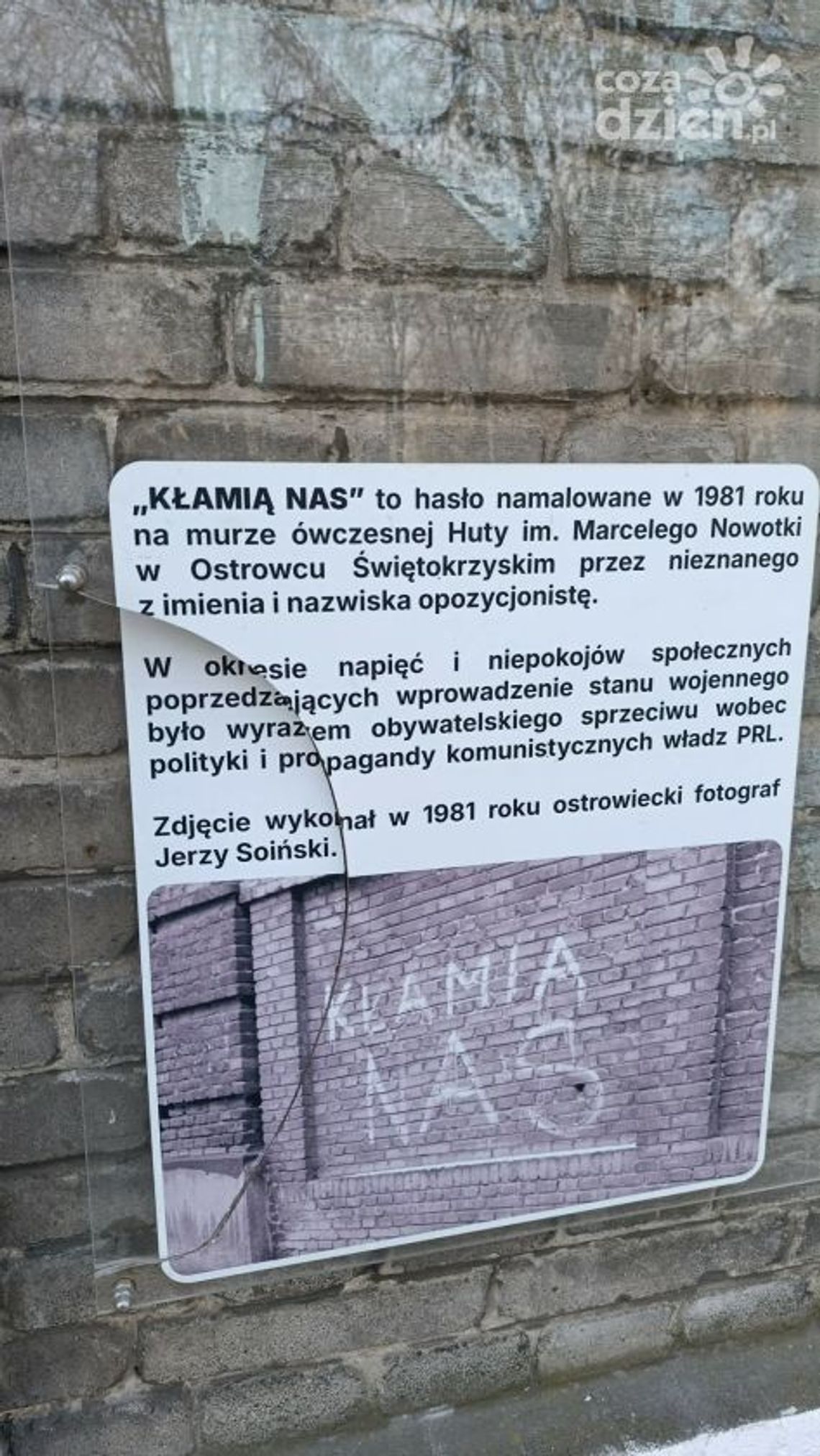 Ktoś zniszczył fragment fragment ostrowieckiego muralu na Traugutta Ktoś zniszczył fragment fragment ostrowieckiego muralu na Traugutta