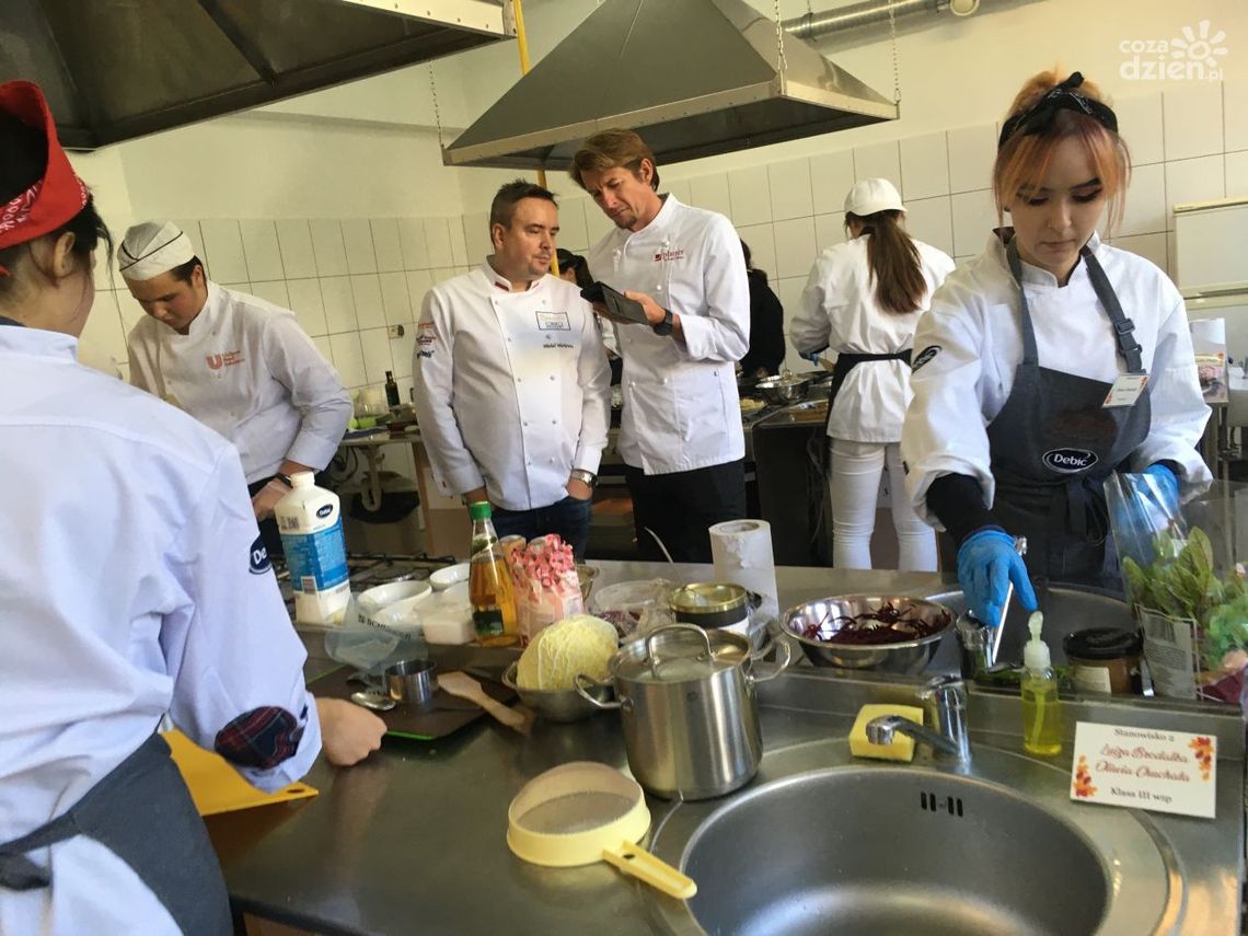 Kucharze z "ekonomika" z pochwałami Karola Okrasy Kucharze z "ekonomika" z pochwałami Karola Okrasy