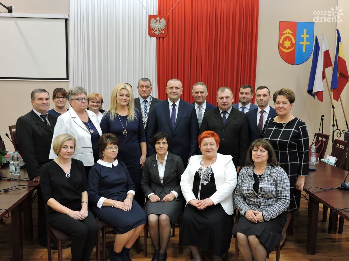 KUNÓW - burmistrz i radni ślubowali KUNÓW - burmistrz i radni ślubowali