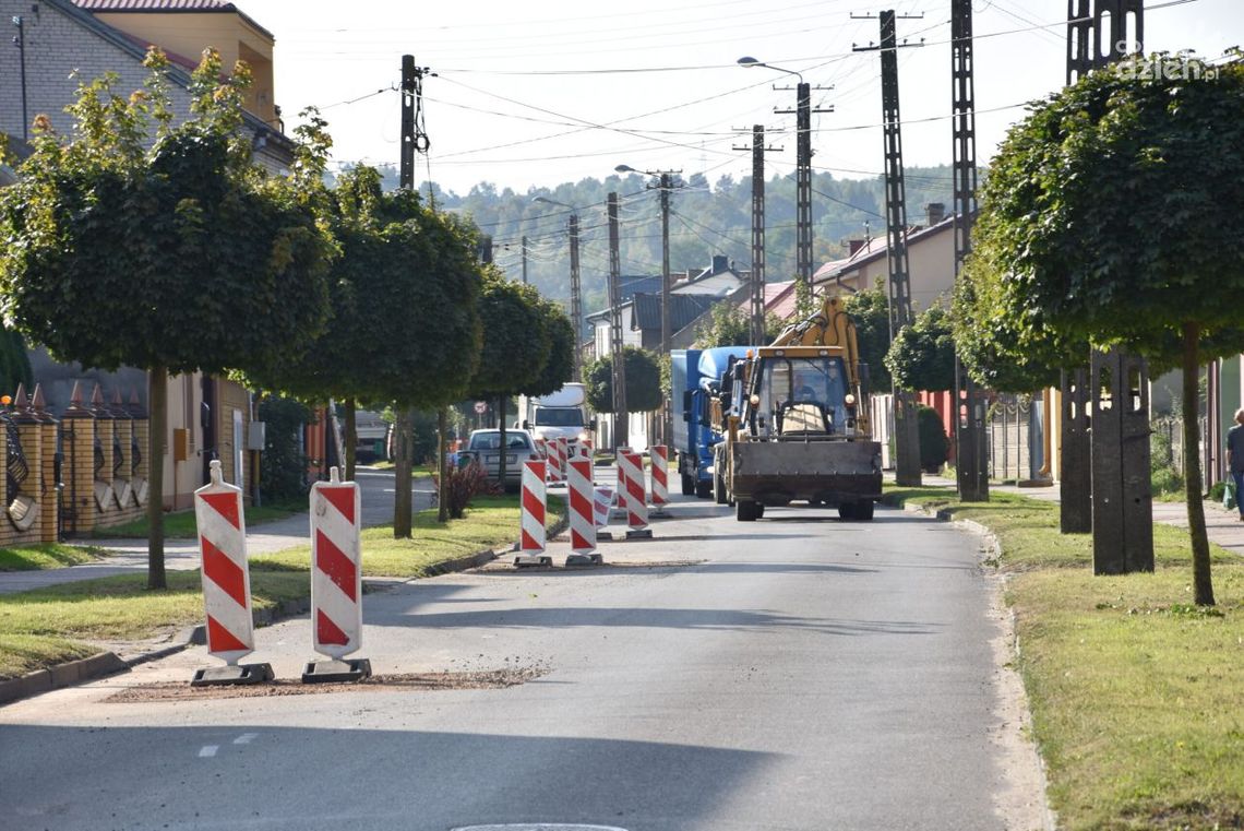 Kunów: Warszawska do remontu, zaczęli od regulacji studzienek Kunów: Warszawska do remontu, zaczęli od regulacji studzienek