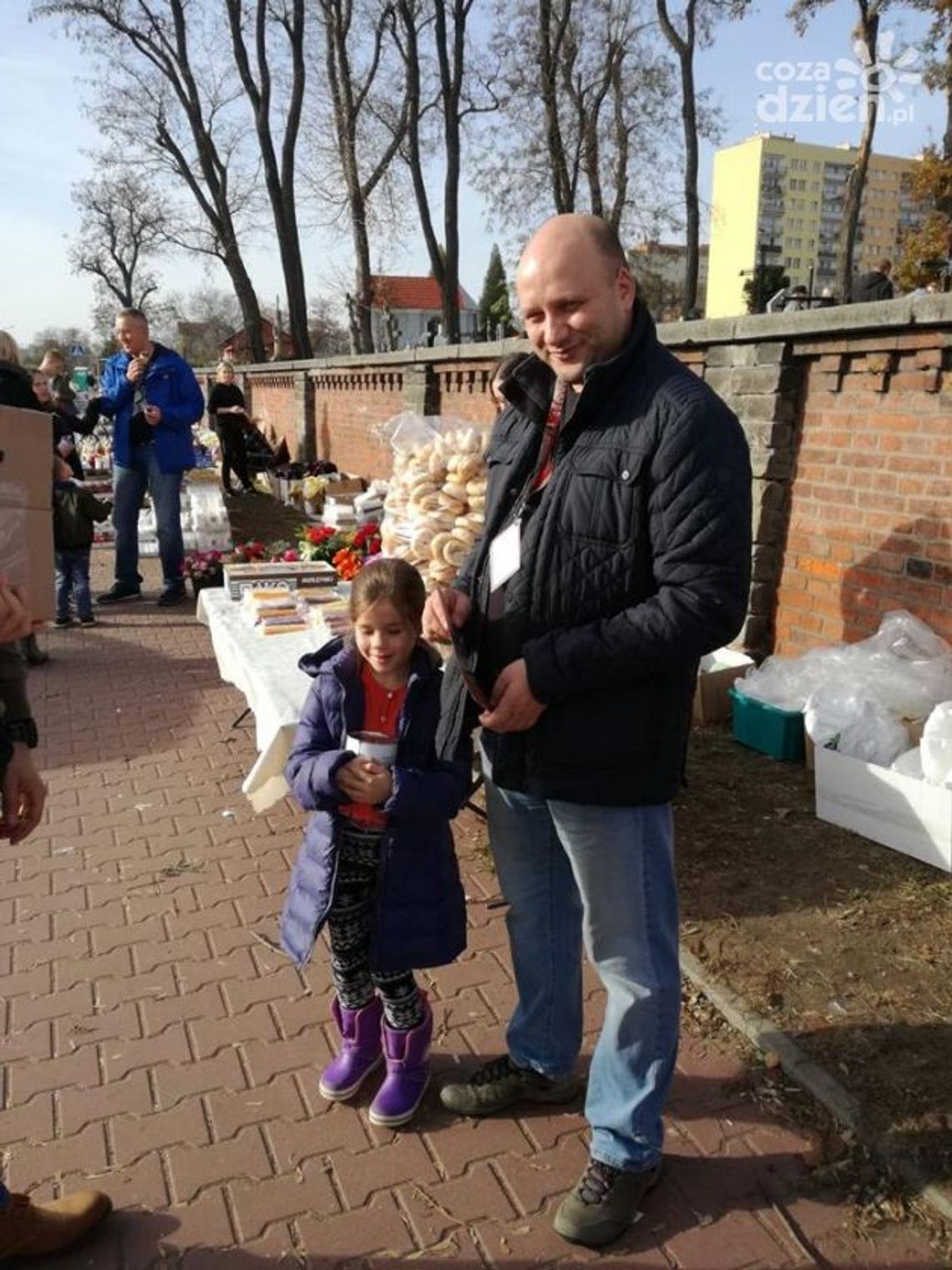 Kwesta na cmentarzach - chcą odnowić grób księdza  