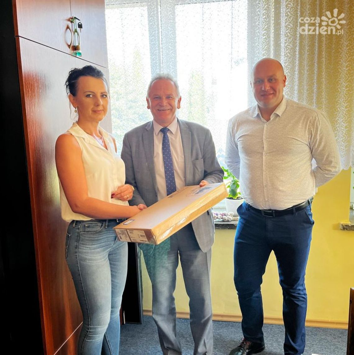 Laptopy dla czwartoklasistów ze szkoły w Broninie Laptopy dla czwartoklasistów ze szkoły w Broninie