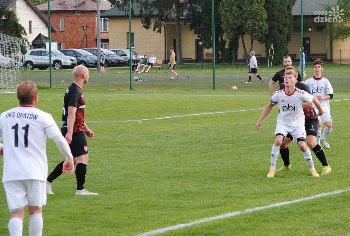Liderzy gromią rywali - Star Starachowice i Stal Kunów w drodze do awansów
