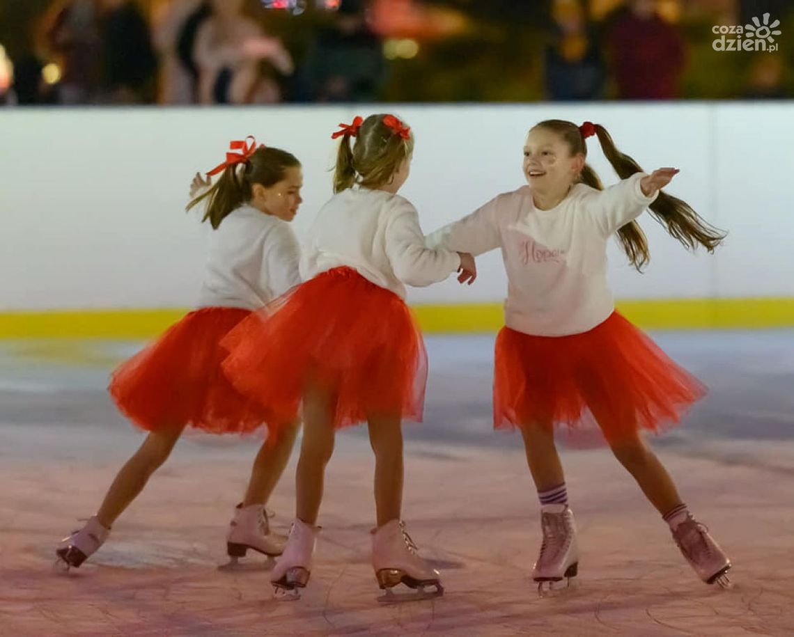 Lodowisko w centrum Ostrowca zachęca do nauki jazdy na łyżwach Lodowisko w centrum Ostrowca zachęca do nauki jazdy na łyżwach