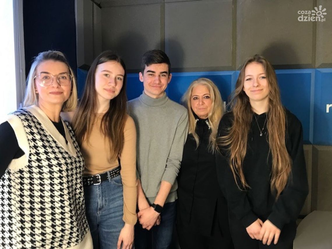 M. Borzym, J. Walczak, O. Misiurska, W.Biernacka. M. Kwiatkowski: Nasz wolontariat jest nietypowy, tak jak kalendarz nietypowych świąt M. Borzym, J. Walczak, O. Misiurska, W.Biernacka. M. Kwiatkowski: Nasz wolontariat jest nietypowy, tak jak kalendarz nietypowych świąt