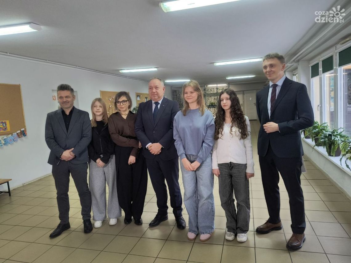 Ma uczyć demokracji i angażować społecznie. W ostrowieckich szkołach ruszył pilotaż Szkolnego Budżetu Obywatelskiego Ma uczyć demokracji i angażować społecznie. W ostrowieckich szkołach ruszył pilotaż Szkolnego Budżetu Obywatelskiego