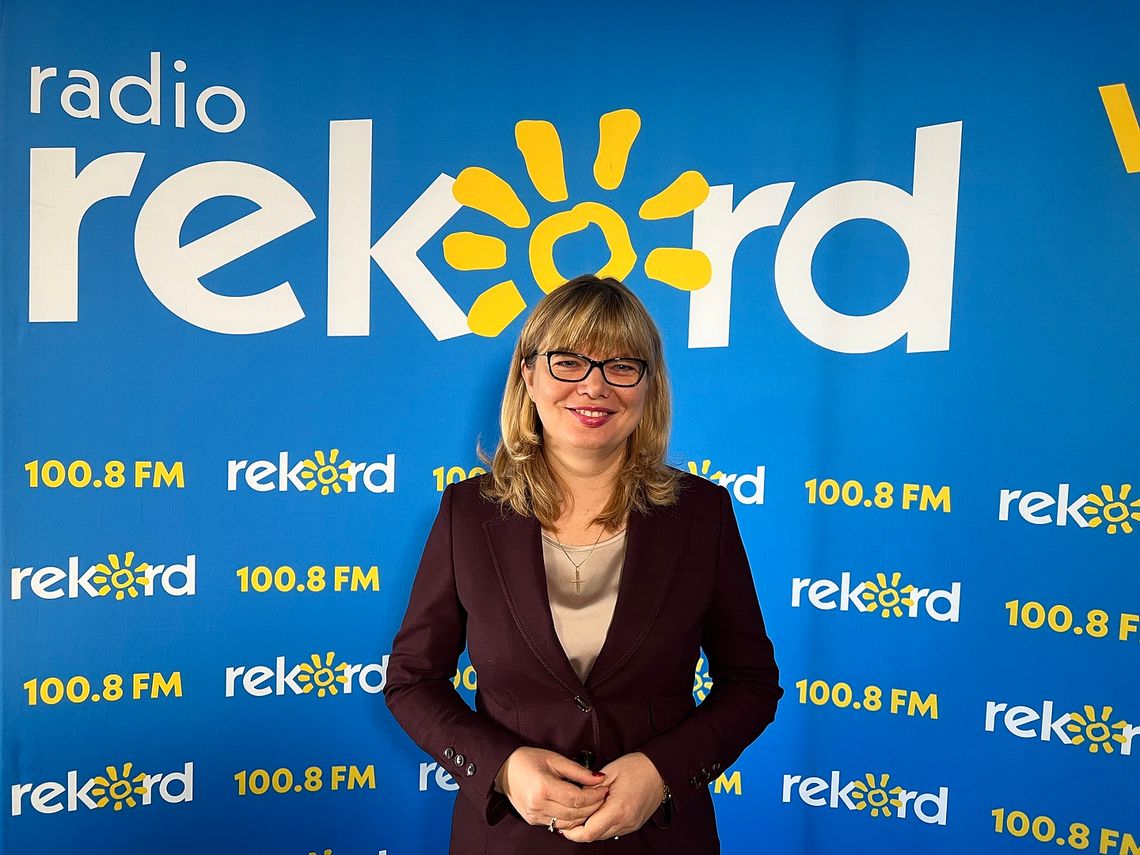 Magdalena Fogiel-Litwinek w studiu Radia Rekord Świętokrzyskie podczas audycji „Temat Dnia”