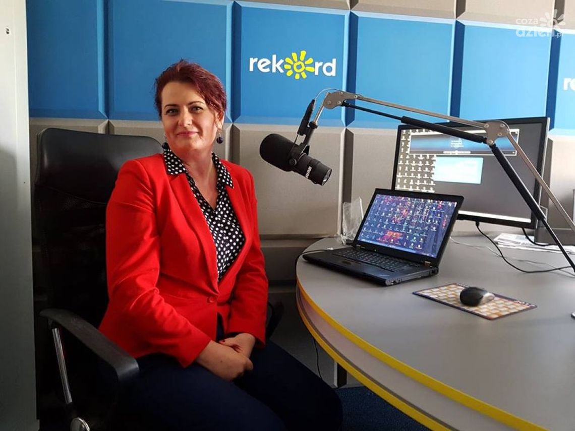 MAGDALENA ZIELEŃ - kobieta przy kasie MAGDALENA ZIELEŃ - kobieta przy kasie