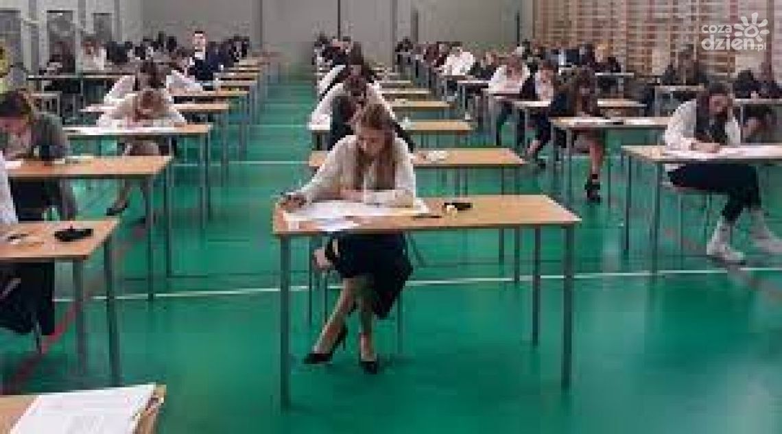 Maturzyści sprawdzają swoją wiedzę z matematyki Maturzyści sprawdzają swoją wiedzę z matematyki