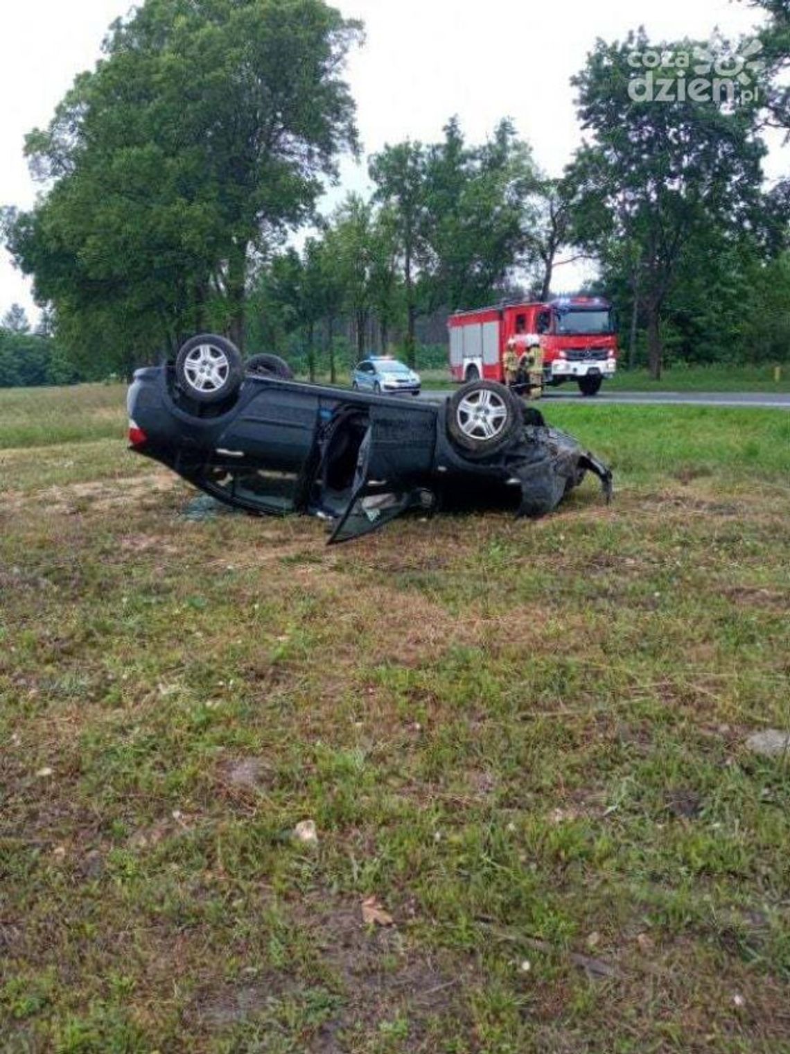 Mężczyzna dachował. Został zabrany do szpitala