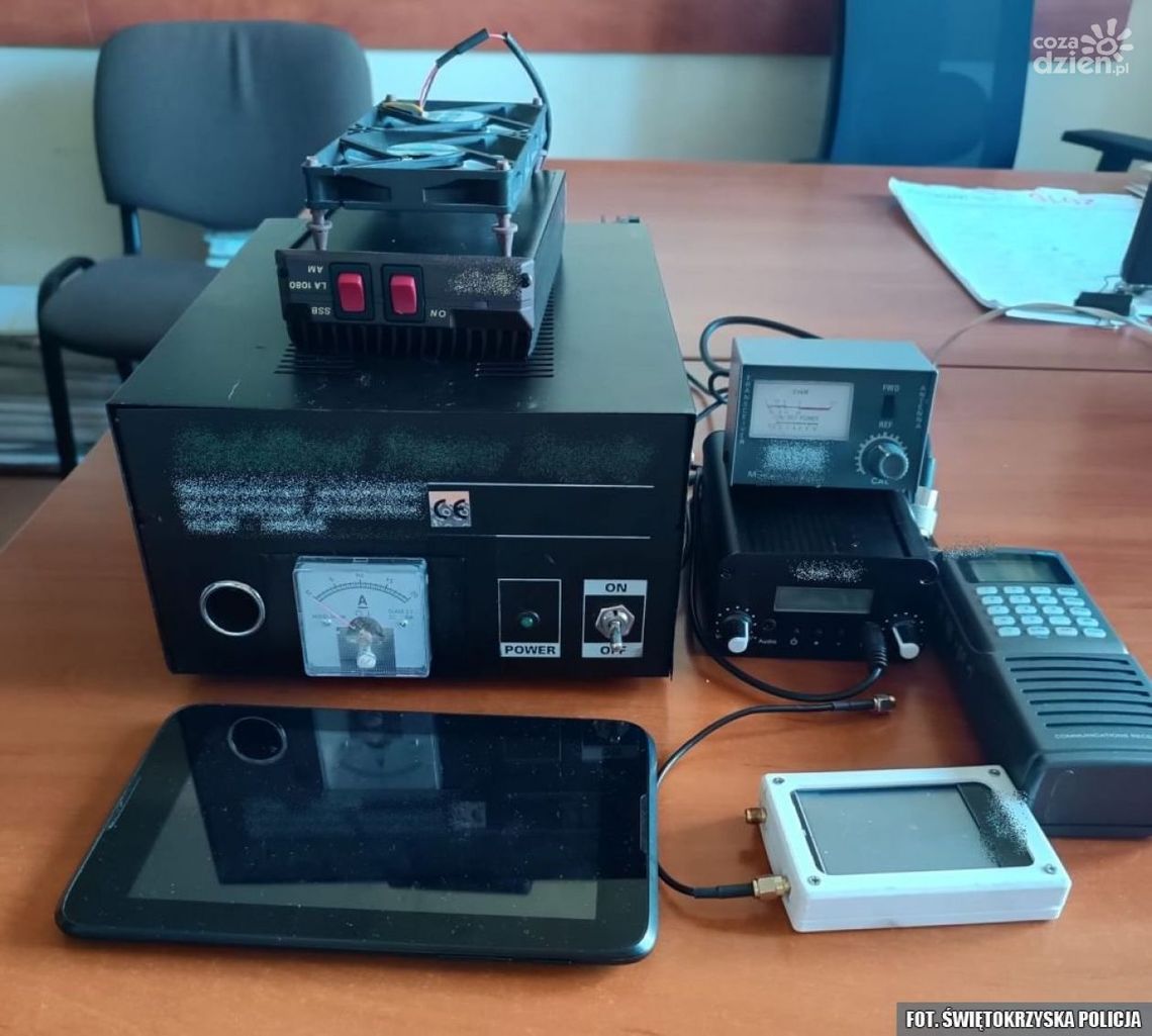 Mężczyzna zakłócający sygnały radia w rękach policji