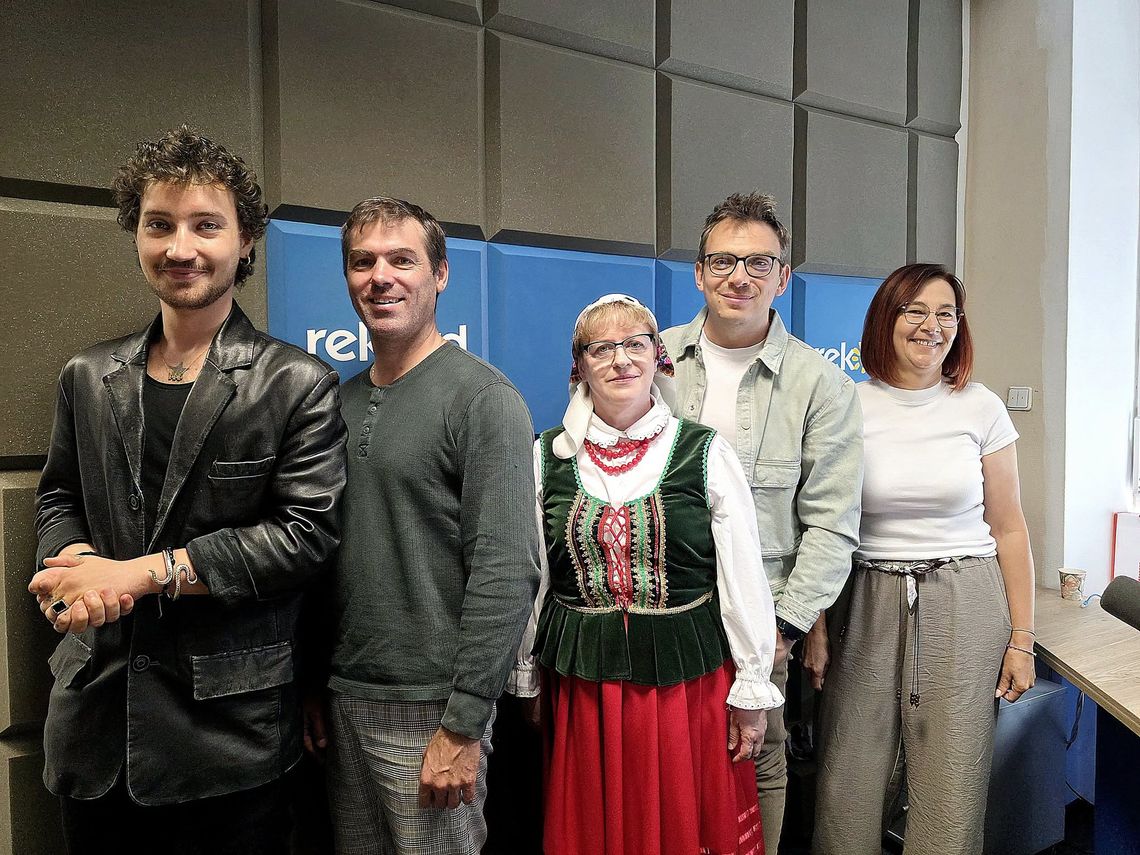 Między dworkiem a Szklanym Domem. Ciekoty opowiadają historię Żeromskiego i współczesnej kultury Między dworkiem a Szklanym Domem. Ciekoty opowiadają historię Żeromskiego i współczesnej kultury