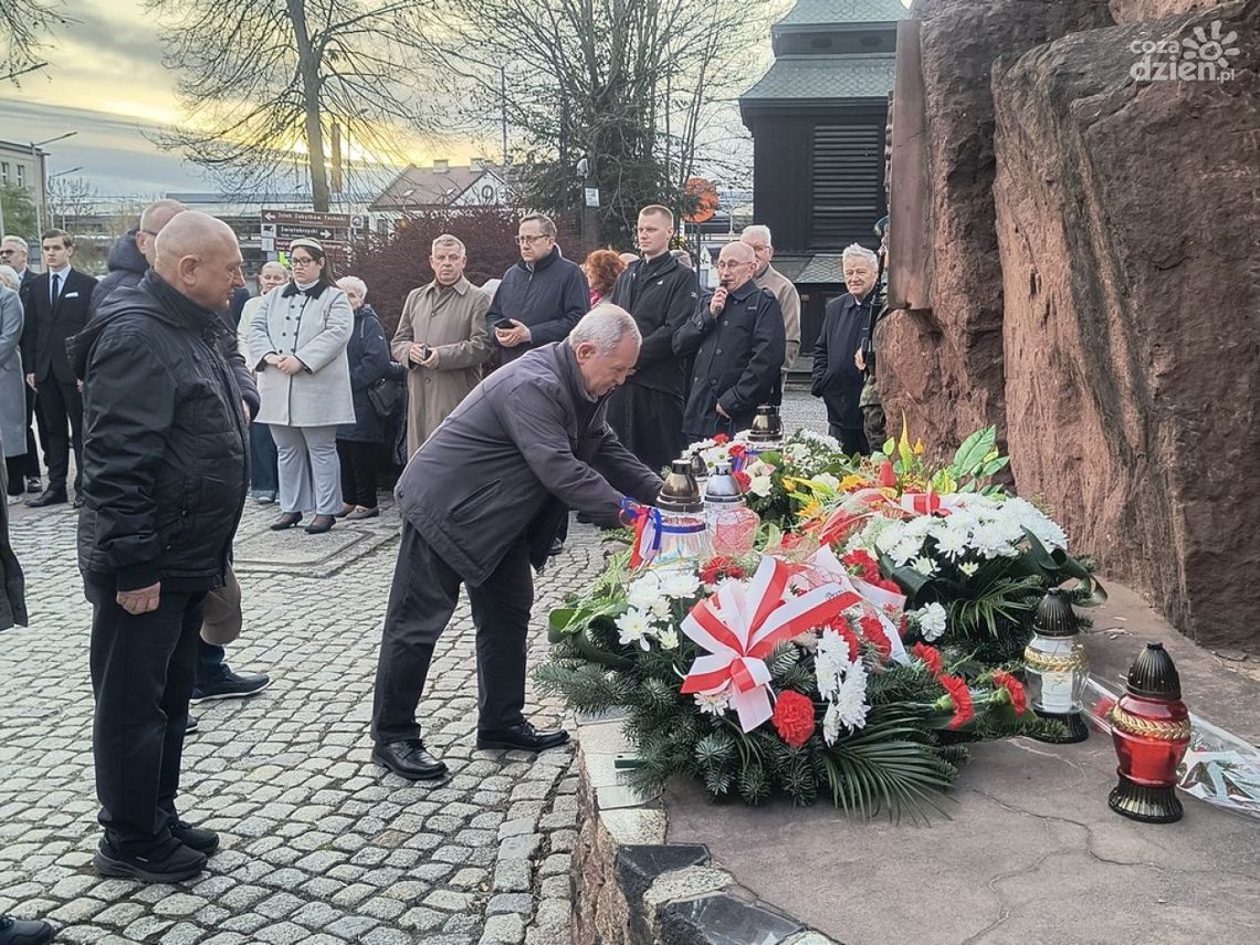 Mieli zostać zapomniani na zawsze. Ostrowczanie upamiętnili ofiary zbrodni katyńskiej